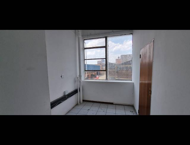 6,393M² WAREHOUSE FOR SALE IN PARK CENTRAL